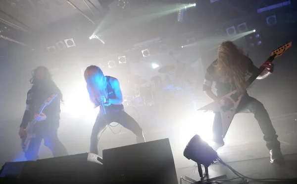 Arch Enemy dalam konser — Stok Foto