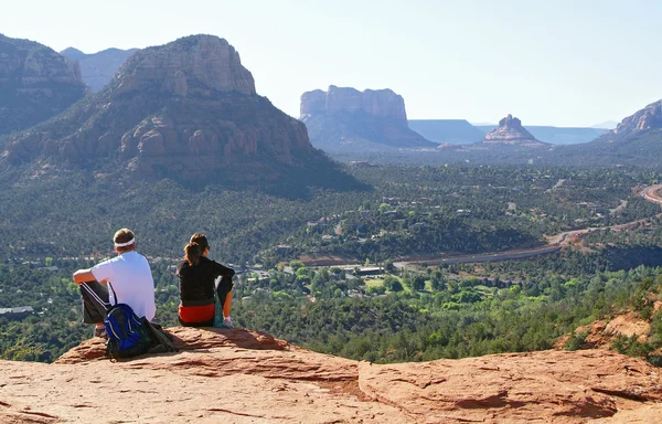 Zwei junge Leute mit einer schönen Aussicht in sedona — Stockfoto