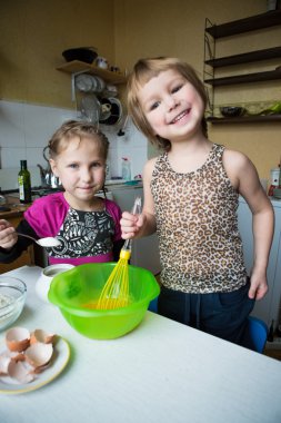 Çocuklar için ev yapımı gözleme hamur yapmak