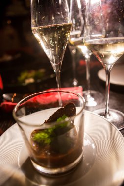 bir cam Sebze püresi Yeşiller ve bardak şarap ile servis edilir