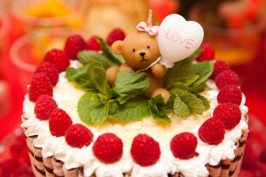 Festival çilekli kek çilek ile dekore edilmiştir.