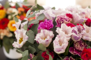 Kırmızı ve pembe renklerde gül buketi