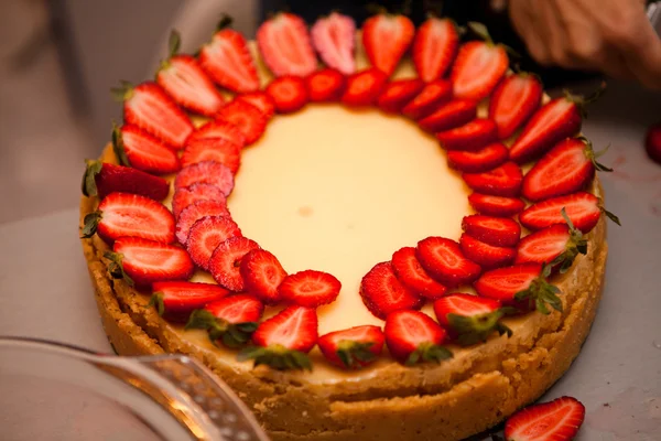 Festive strawberry cake decorated with strawberries — Stock Photo, Image