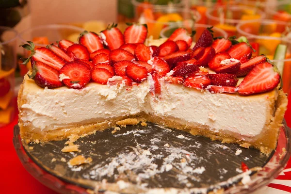 Festive strawberry cake decorated with strawberries — Stock Photo, Image