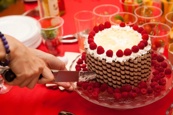 Feestelijke aardbei taart gedecoreerd met aardbeien — Stockfoto