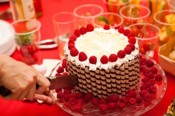 Feestelijke aardbei taart gedecoreerd met aardbeien — Stockfoto