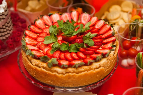 Festive strawberry cake decorated with strawberries — Stock Photo, Image