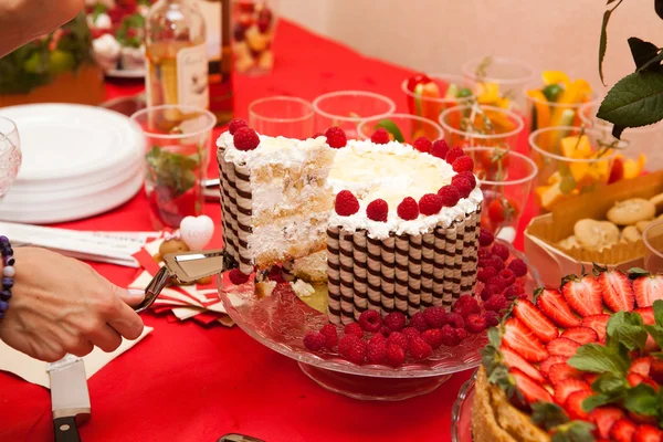 Świąteczne ciasto truskawkowe, urządzone z truskawkami — Zdjęcie stockowe