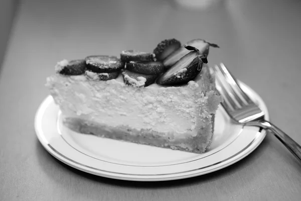 Festlicher Erdbeerkuchen mit Erdbeeren dekoriert — Stockfoto