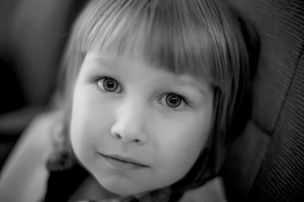 Retrato de niño en blanco y negro —  Fotos de Stock