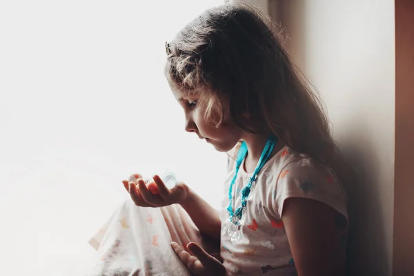 Menina bonita vestindo uma coroa com cristais e colar feito à mão — Fotografia de Stock