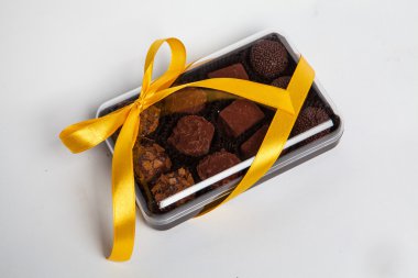 Güzel yay ile bir hediye kutusu içinde el yapımı çikolatalar