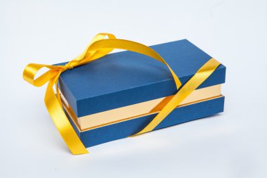 Güzel yay ile bir hediye kutusu içinde el yapımı çikolatalar