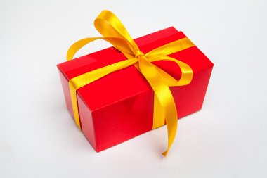 Güzel yay ile bir hediye kutusu içinde el yapımı çikolatalar