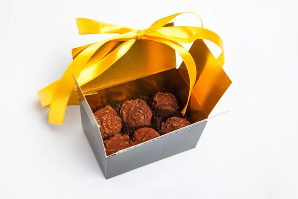 Güzel yay ile bir hediye kutusu içinde el yapımı çikolatalar — Stok fotoğraf