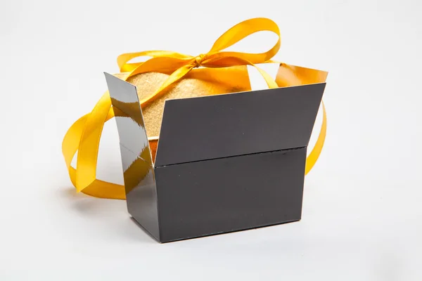 Chocolates artesanais em uma caixa de presente com belo arco em — Fotografia de Stock