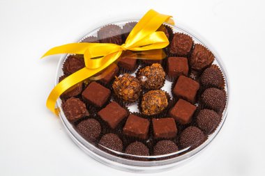 Güzel yay ile bir hediye kutusu içinde el yapımı çikolatalar