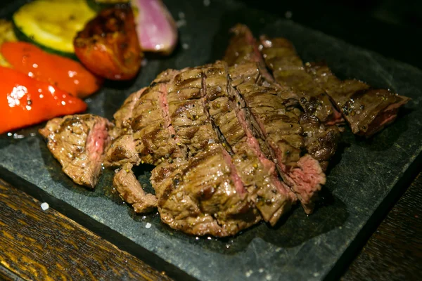 Średnio wysmażony stek wołowiny — Zdjęcie stockowe