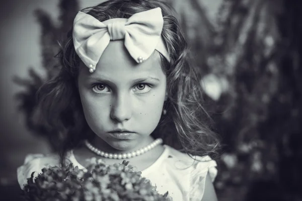 Όμορφο κοριτσάκι με μια ζάντα με τη μορφή της ένα τόξο — Φωτογραφία Αρχείου
