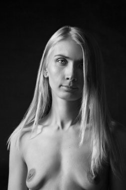Siyah ve beyaz siyah arka plan üzerine un çıplak bir kız portresi