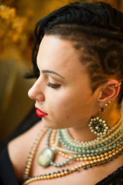 Kız vücut geliştirmeci traş tapınak ve asimetrik saç kesimi ile