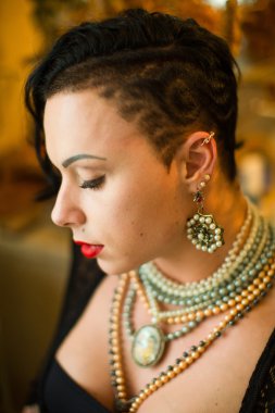 Kız vücut geliştirmeci traş tapınak ve asimetrik saç kesimi ile