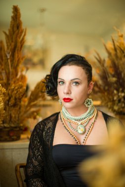 Kız vücut geliştirmeci traş tapınak ve asimetrik saç kesimi ile