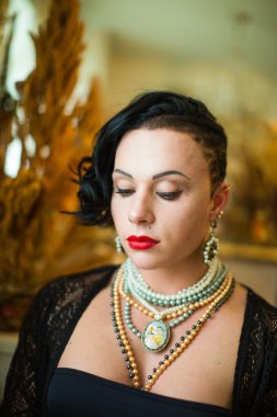 Kız vücut geliştirmeci traş tapınak ve asimetrik saç kesimi ile