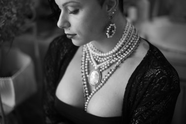 Kız vücut geliştirmeci traş tapınak ve asimetrik saç kesimi ile