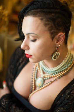 Kız vücut geliştirmeci traş tapınak ve asimetrik saç kesimi ile