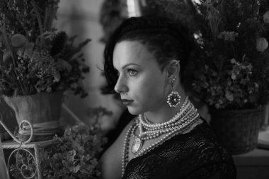 Kız vücut geliştirmeci traş tapınak ve asimetrik saç kesimi ile