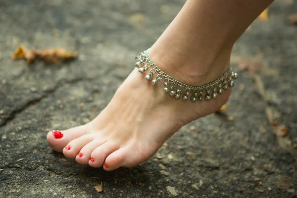 Los pies de las mujeres en adornos étnicos Imagen De Stock