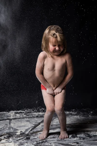 Niños jugando con harina. Fondo negro texturizado — Foto de Stock