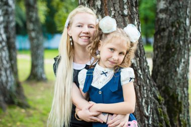 Anne ile Tekdüzen okuldaki kız