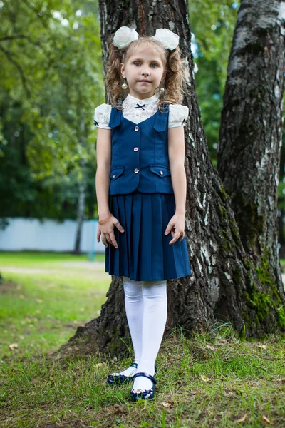 Meisje in schooluniform — Stockfoto