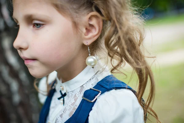 Flicka i skoluniform — Stockfoto