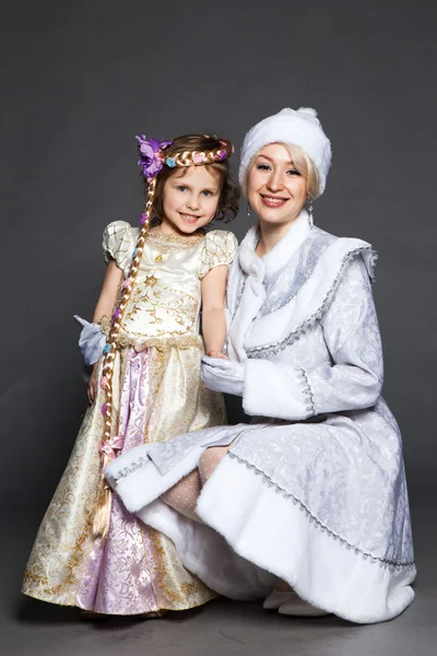 Молода жінка в костюмі Снігуронька — стокове фото