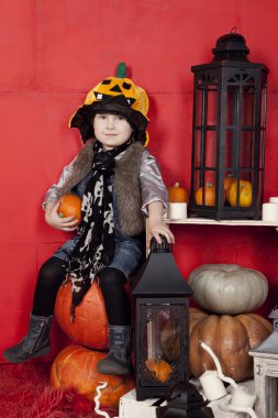 Halloween stüdyoda güzel çocuk