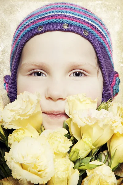 Menina bonita com um buquê de flores no estúdio — Fotografia de Stock