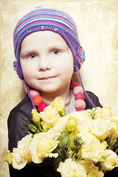 Menina bonita com um buquê de flores no estúdio — Fotografia de Stock