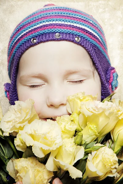 Mooi meisje met een boeket van bloemen in de studio — Stockfoto