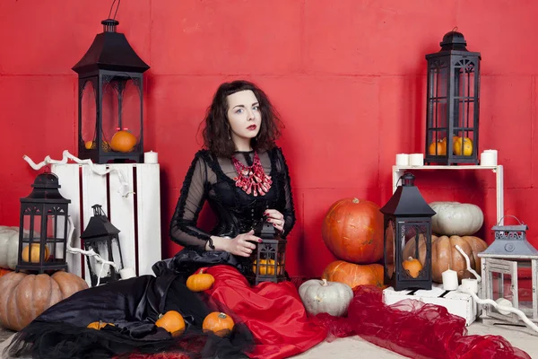 Ung kvinna i fotostudio på Halloween — Stockfoto