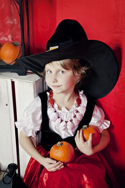 Hermosos niños en Halloween en el estudio —  Fotos de Stock