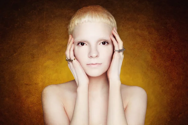 Studio dokulu arka plan üzerinde çift cinsiyetli kız