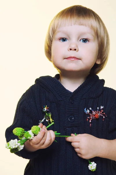 明るい背景のスタジオでの磁器の花を持つ少年 — ストック写真