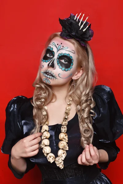 Chicas jóvenes con electrodomésticos maquillaje en el estilo de "Halloween" en el estudio sobre un fondo rojo — Foto de Stock