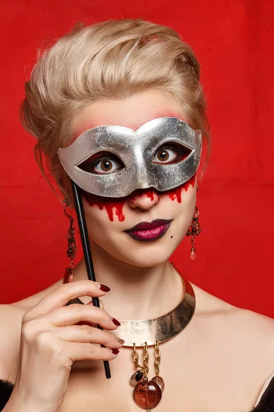 Chicas jóvenes con electrodomésticos maquillaje en el estilo de "Halloween" en el estudio sobre un fondo rojo —  Fotos de Stock