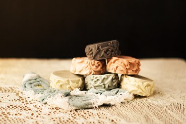 Renkli el yapımı sabun kalıpları ile dekore edilmiş,