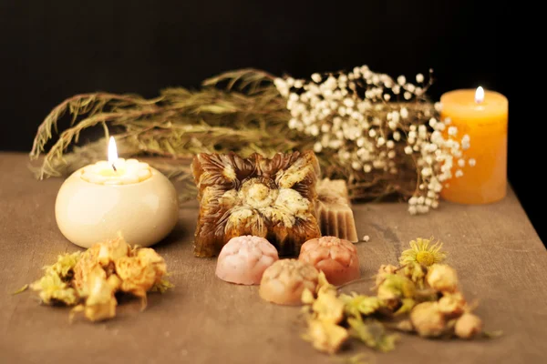 Renkli el yapımı sabun kalıpları ile dekore edilmiş,