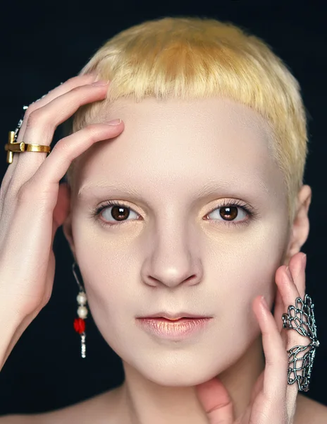 Junge androgyne Mädchen mit weißen Haaren im Studio auf gelb strukturiertem Hintergrund — Stockfoto